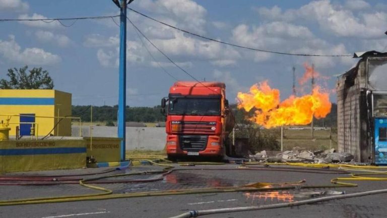На півдні Одещини російський дрон влучив в АЗС і спричинив загоряння газовоза