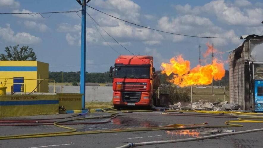 На півдні Одещини російський дрон влучив в АЗС і спричинив загоряння газовоза
