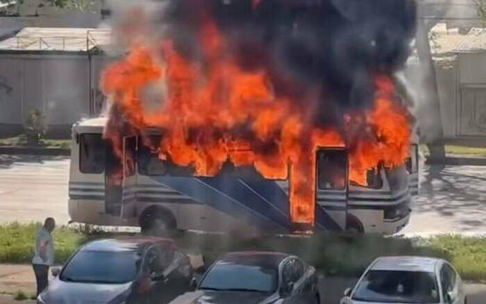 В Одесі пасажири власними силами евакуювалися з рейсового автобуса, що загорівся посеред дороги