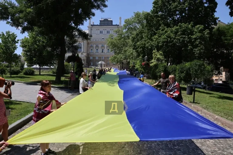 В Одесі розгорнули 100‑метровий прапор на знак солідарності з українськими полоненими (фото)