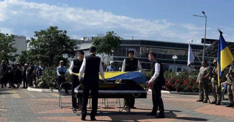 Одещина вшанувала пам’ять загиблого на Донеччині військового Олександра Грибенчука — ФОТО