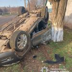 На Одещині водій врізався в електроопору: двоє підлітків отримали поранення