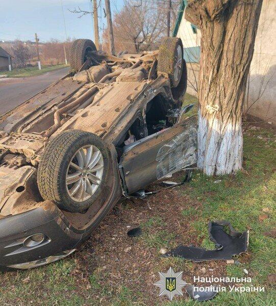 На Одещині водій врізався в електроопору: двоє підлітків отримали поранення