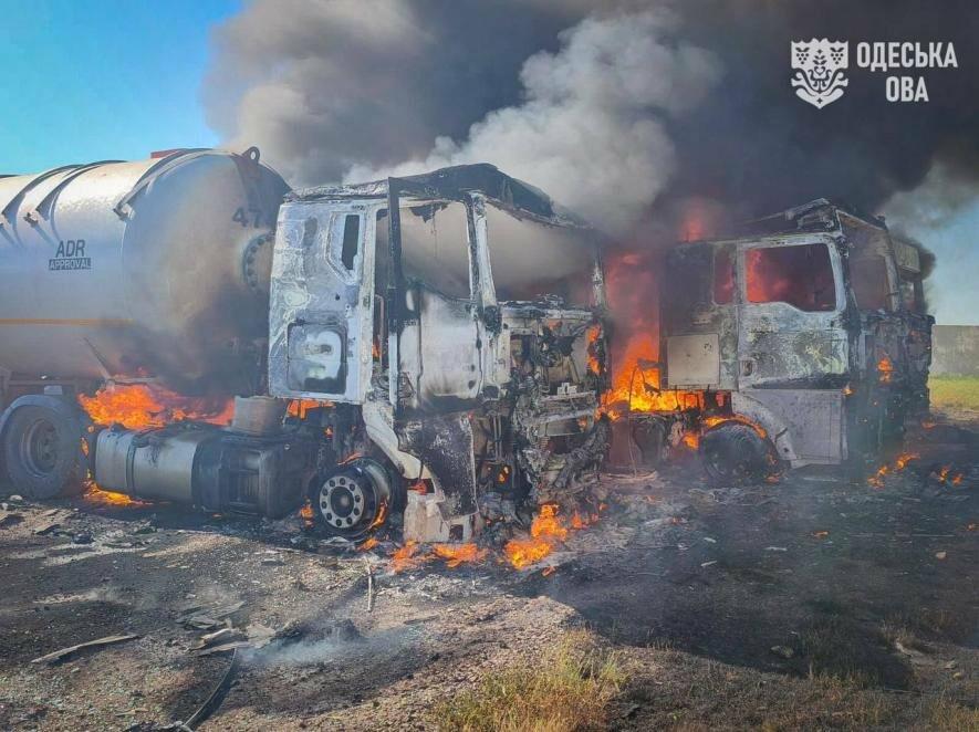 Удар росіян по півдню Одещини: бензовози в полум’ї, є жертви серед мирних — ФОТО