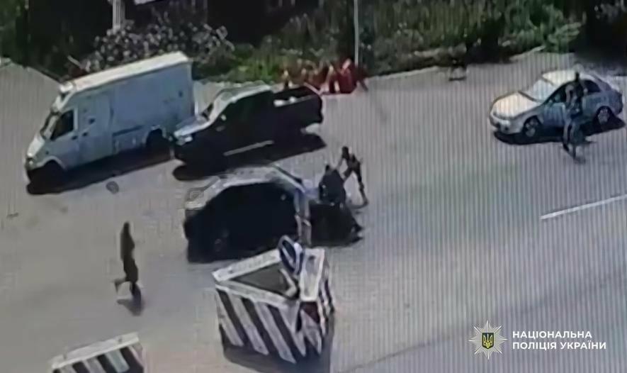 В Одеській області розшукуваний водій BMW вчинив наїзд на прикордонника під час перевірки документів — ФОТО, ВІДЕО
