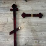 У Одесі молодий чоловік трощив надгробні хрести на кладовищі — ФОТО