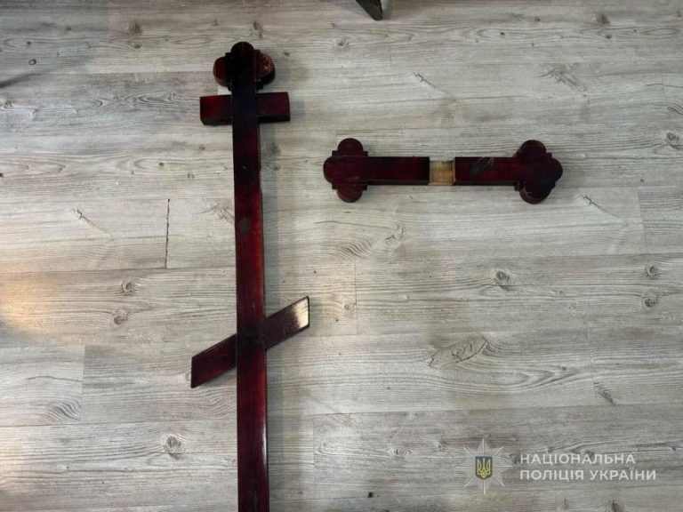 У Одесі молодий чоловік трощив надгробні хрести на кладовищі — ФОТО