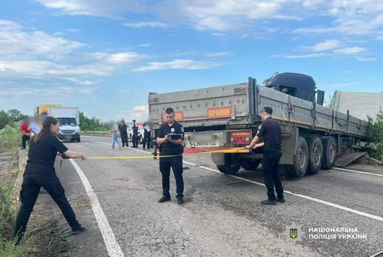 На Одещині вантажівка виїхала на зустрічну смугу: у ДТП постраждала жінка — ФОТО