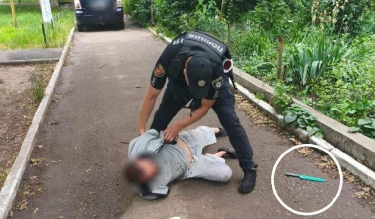 Поліція в Одесі затримала чоловіка з ножем, який налякав перехожих