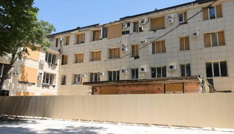 В Одесі ремонтують пологовий будинок №5 після удару дронів — огляд виконаних робіт