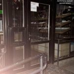 У Одесі жінка розтрощила двері магазину і опинилася в поліції