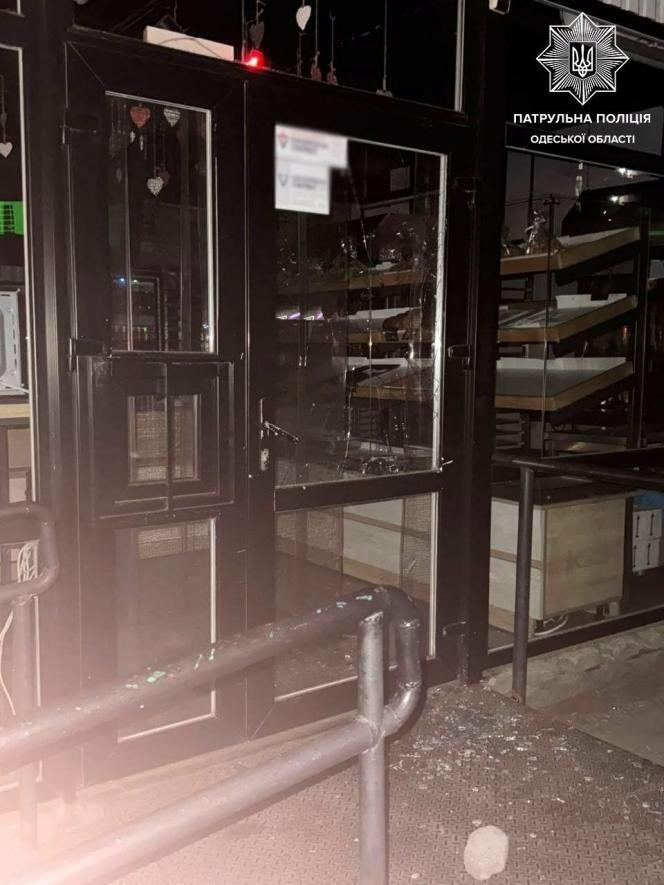 У Одесі жінка розтрощила двері магазину і опинилася в поліції