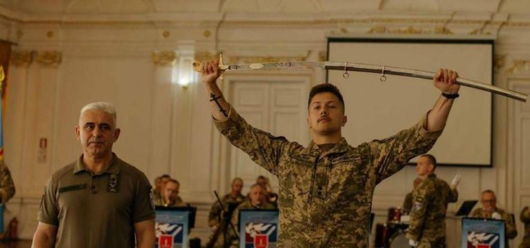 В Одесі урочисто випустили офіцерів — кращому з них вручили офіцерську шаблю