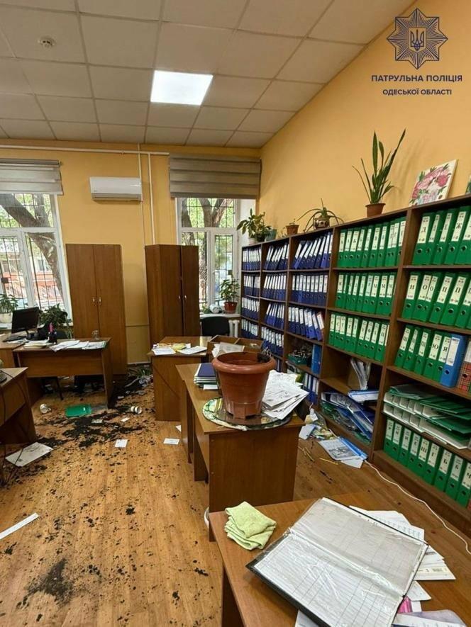 У Одесі чоловік розгромив соціальний заклад і зазнав поранення