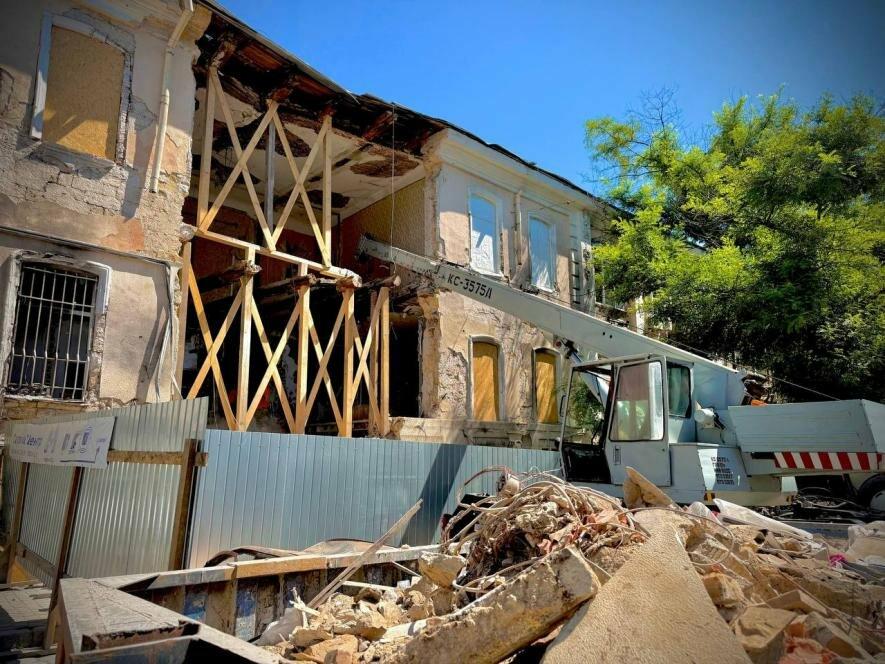 В Одесі тривають роботи з ліквідації наслідків обстрілу в будинку на вулиці Єврейській