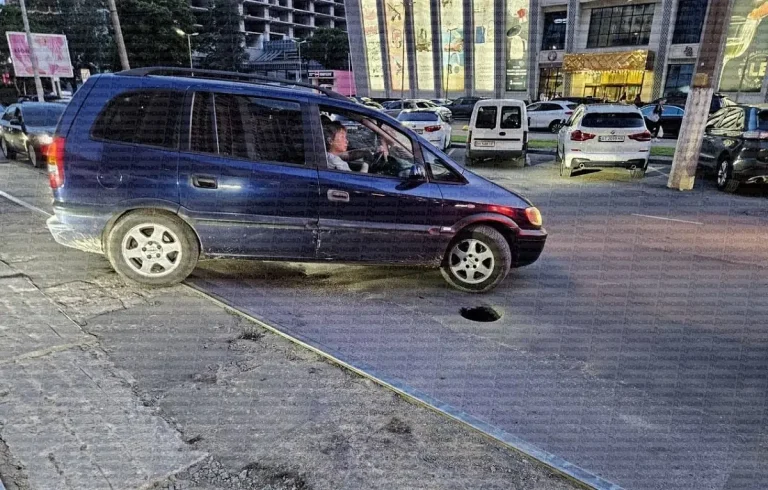 На Генуезькій в Одесі під колесами авто провалився асфальт — фотофакт