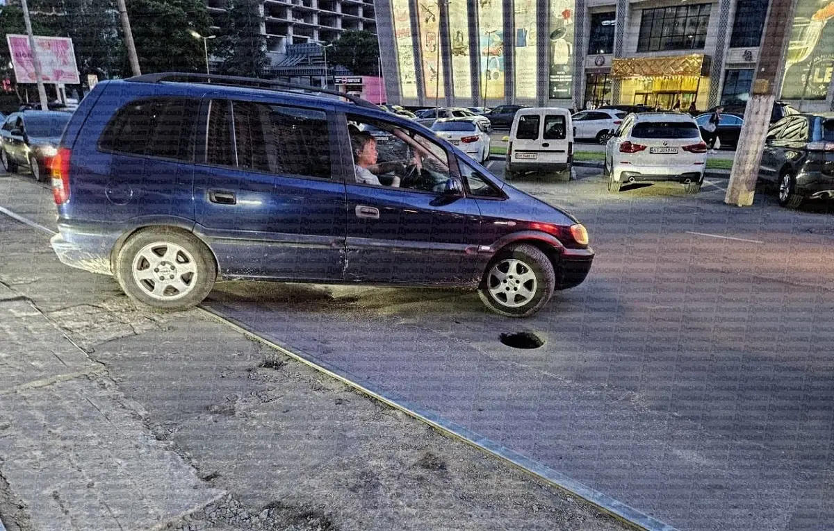На Генуезькій в Одесі під колесами авто провалився асфальт — фотофакт