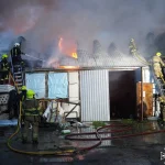 У Одесі всю ніч приборкували масштабну пожежу в столярному цеху (фото, відео)