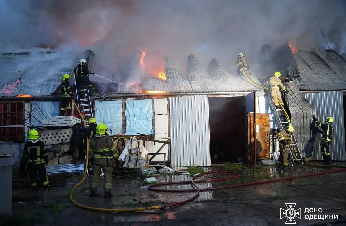 У Одесі всю ніч приборкували масштабну пожежу в столярному цеху (фото, відео)