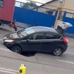 Під асфальт на Миколаївській дорозі в Одесі провалився легковий автомобіль