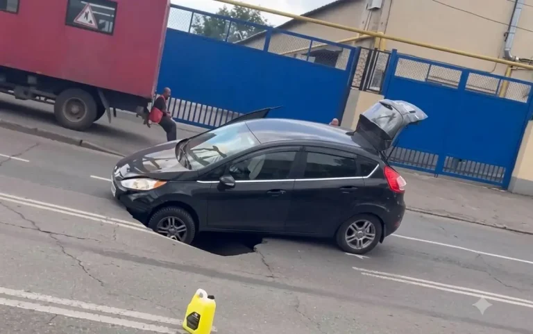 Під асфальт на Миколаївській дорозі в Одесі провалився легковий автомобіль