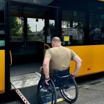 В Одесі припарковані біля зупинок авто блокують посадку пасажирів маршруту С3
