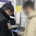 На Одещині під час блекауту троє братів із товаришем вдерлися до помешкання літніх людей і, погрожуючи ножем, вимагали 12 тисяч гривень
