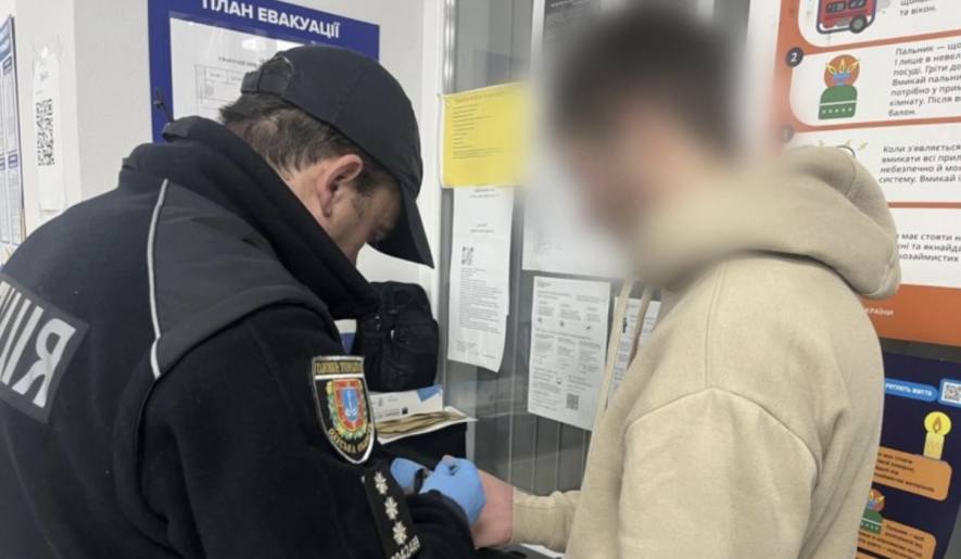На Одещині під час блекауту троє братів із товаришем вдерлися до помешкання літніх людей і, погрожуючи ножем, вимагали 12 тисяч гривень