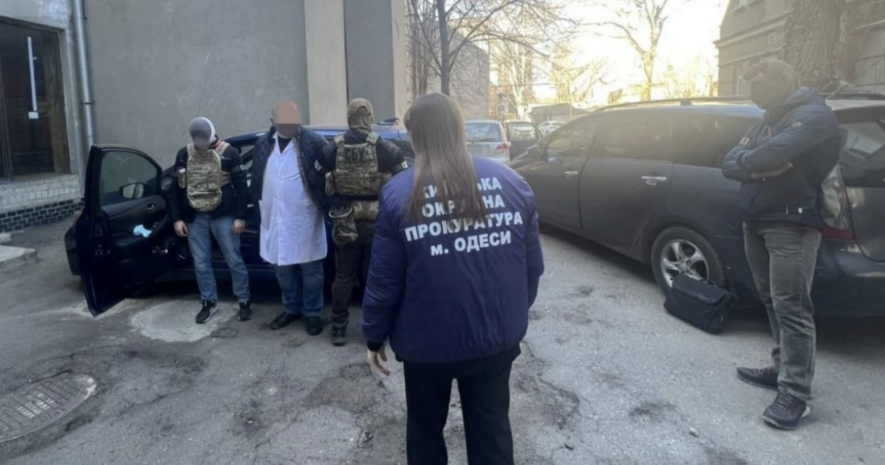 Офтальмолога з Одеси підозрюють у схемі “торгівлі відстрочками”