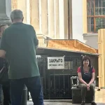 Комунальний колапс у центрі Одеси — без світла й води, а на зачиненому туалеті з’явився російський напис