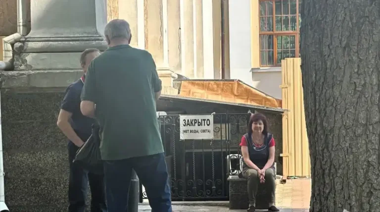 Комунальний колапс у центрі Одеси — без світла й води, а на зачиненому туалеті з’явився російський напис