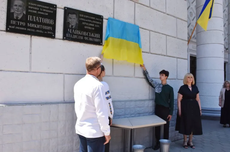 В Одесі встановили меморіал на честь Героя України та відомого мільярдера Олексія Вадатурського