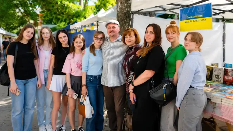 Натовпи за автографами та тисячі видань: в Одесі відкрився масштабний книжковий форум (фоторепортаж)