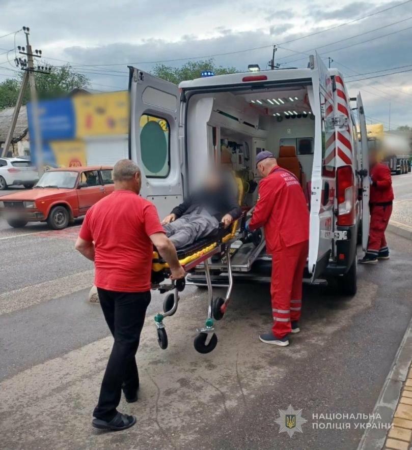 В Одеській області легковик травмував 72-річну жінку — її госпіталізовано