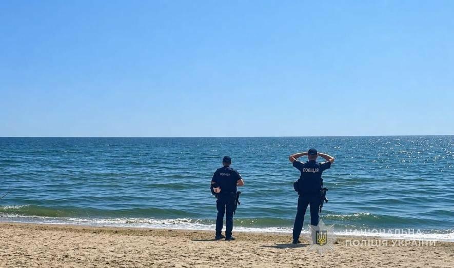 Поліція Одещини попереджає відпочивальників: купання в морі може загрожувати життю