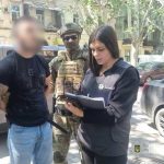 В Одесі затримали офіцера за отримання $23 тис. за “допомогу” — фото і відео