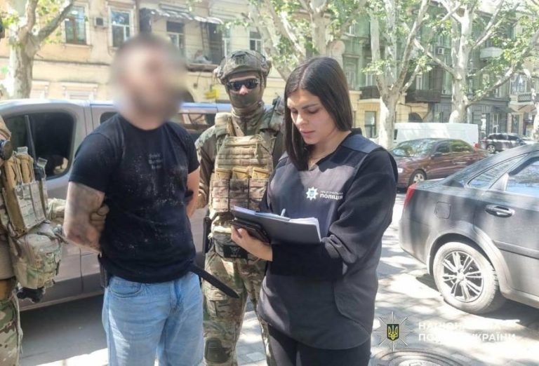 В Одесі затримали офіцера за отримання $23 тис. за “допомогу” — фото і відео