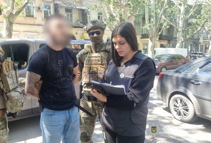 В Одесі затримали офіцера за отримання $23 тис. за “допомогу” — фото і відео