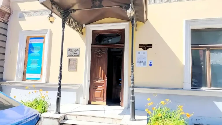 Двері Палацу Толстих відновили: в Одесі завершили дев’ятимісячну реставрацію (фото)