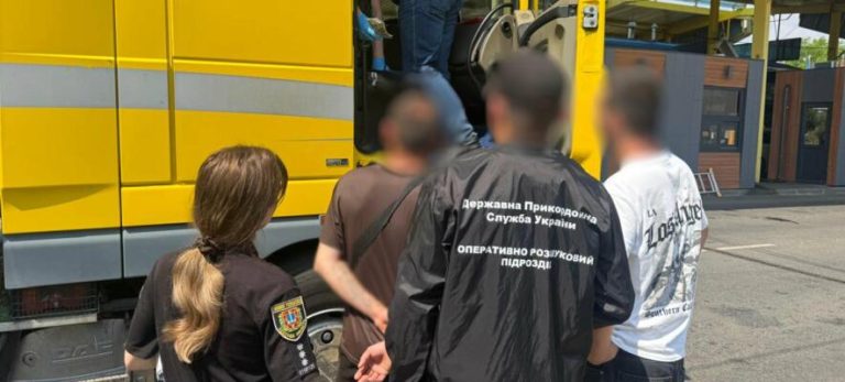 В Одещині зупинили фуру з «живим вантажем» — у причепі виявили 10 чоловіків