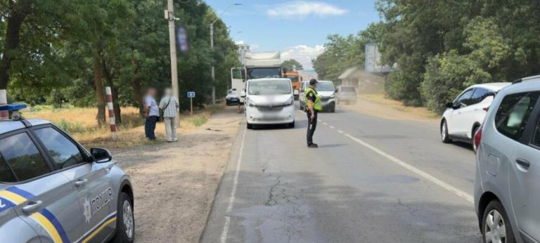 На трасі Одеса – Південне вантажівка врізалася в маршрутку, є постраждалі