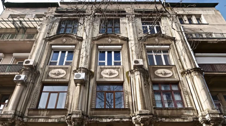 Черговий удар по пам’ятці: російський обстріл пошкодив будинок Маргуліса