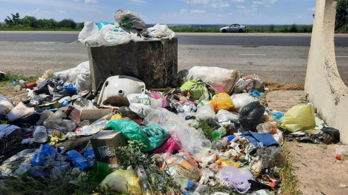 На трасі Одеса—Київ ліквідували стихійні сміттєзвалища: що спонукало комунальників діяти — ФОТО