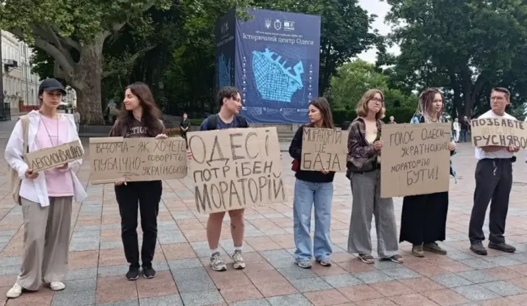 В Одесі вимагають рішучих заходів: під стінами мерії знову мітингують за заборону російськомовних пісень і фільмів