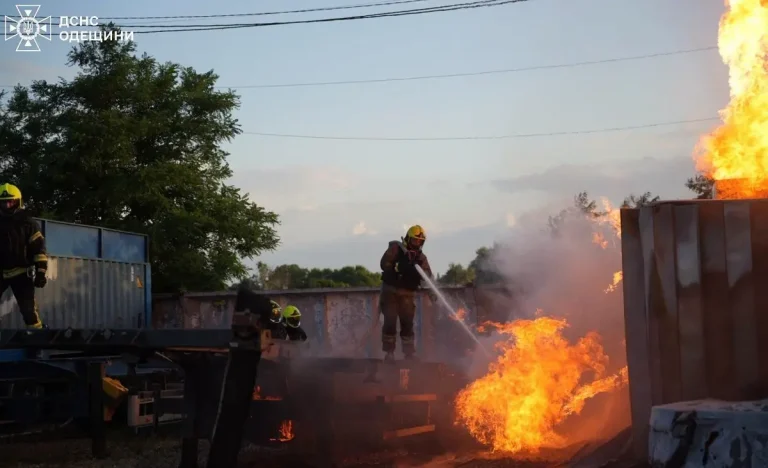 Рятувальники оприлюднили фото й відео з місця ракетного удару по Одесі (ОНОВЛЕНО)