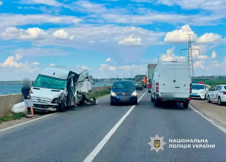 Під Одесою три авто зіткнулися — об’їзну дорогу перекрили