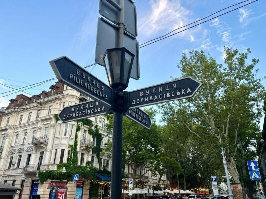 Що робить Дерибасівську унікальною: граніт із Неаполя, спадщина де Рібаса та одеський дух — ФОТО