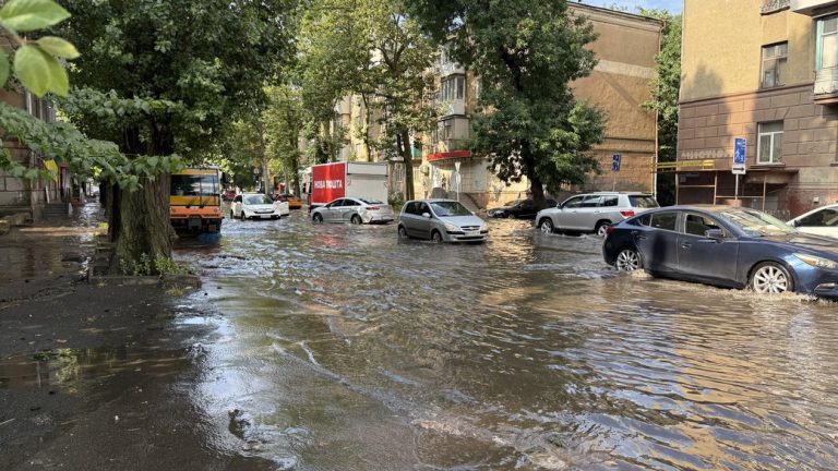 Після сильного дощу в Одесі підозрювали скид стоків у Парку Перемоги: що виявила перевірка
