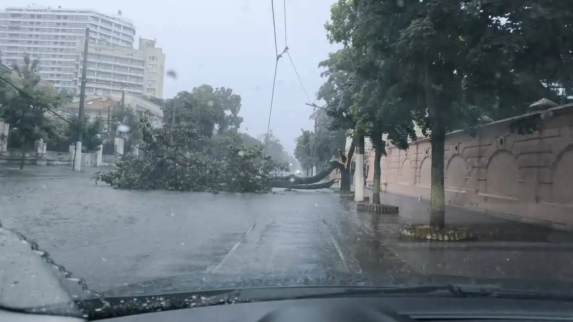 Балківську вулицю підтопило, рух перекрито — в Одесі ліквідовують наслідки зливи
