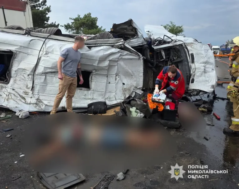 Дев’ятеро загинули внаслідок зіткнення автобуса з вантажівкою на трасі Одеса—Миколаїв